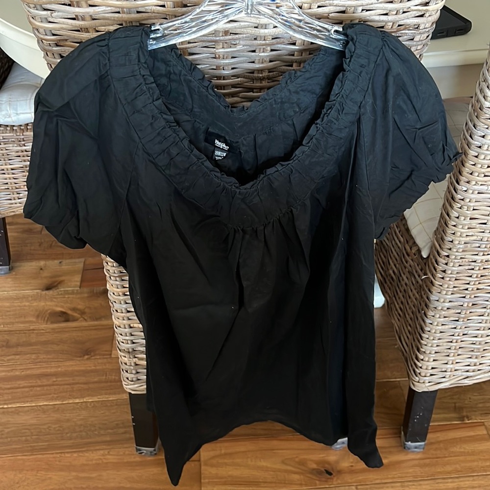 Black size22/24 shirt sleeve top 100% cotton like new roomie pheasant top cute